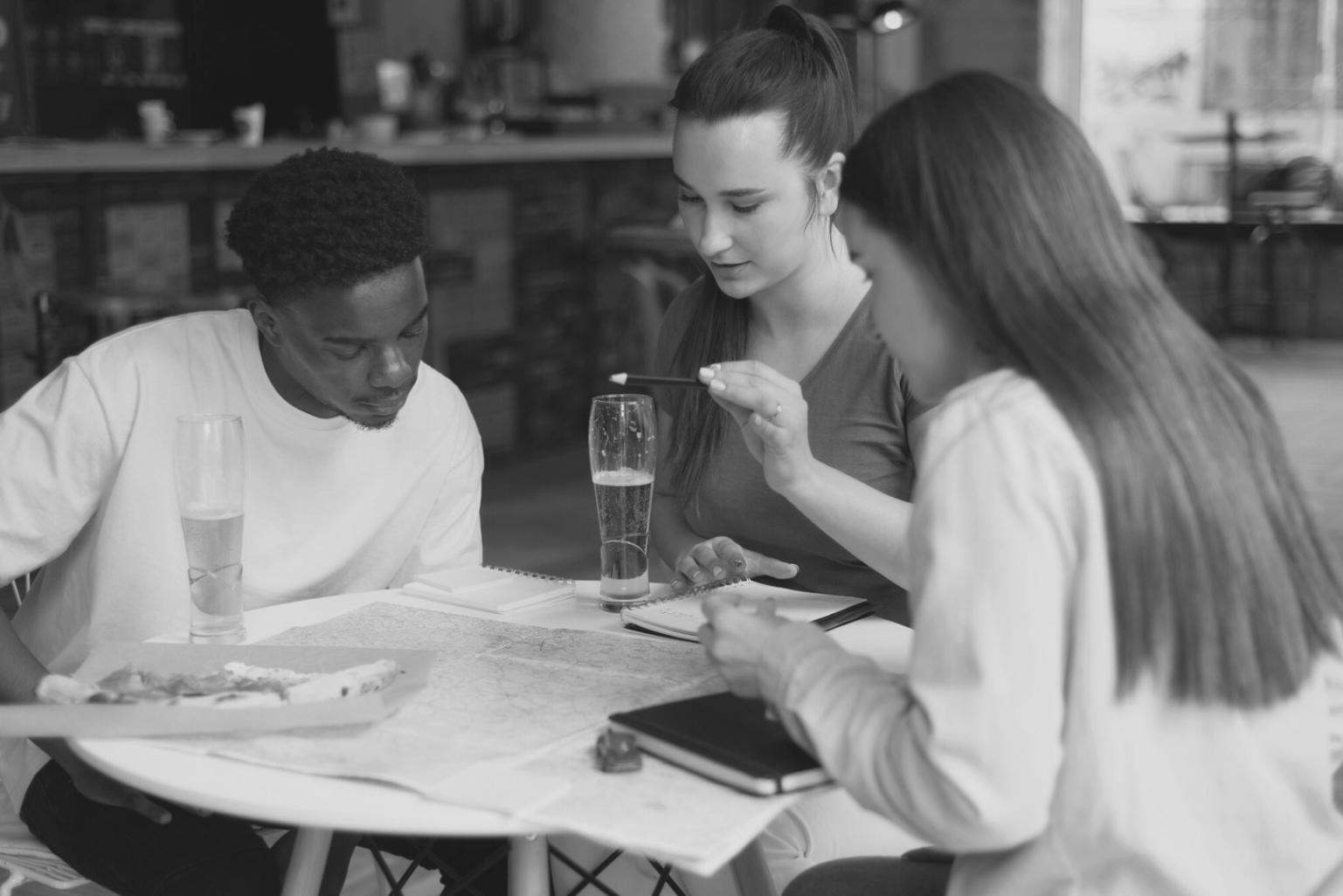 Professionelles Coaching-Gespräch in entspannter Arbeitsatmosphäre